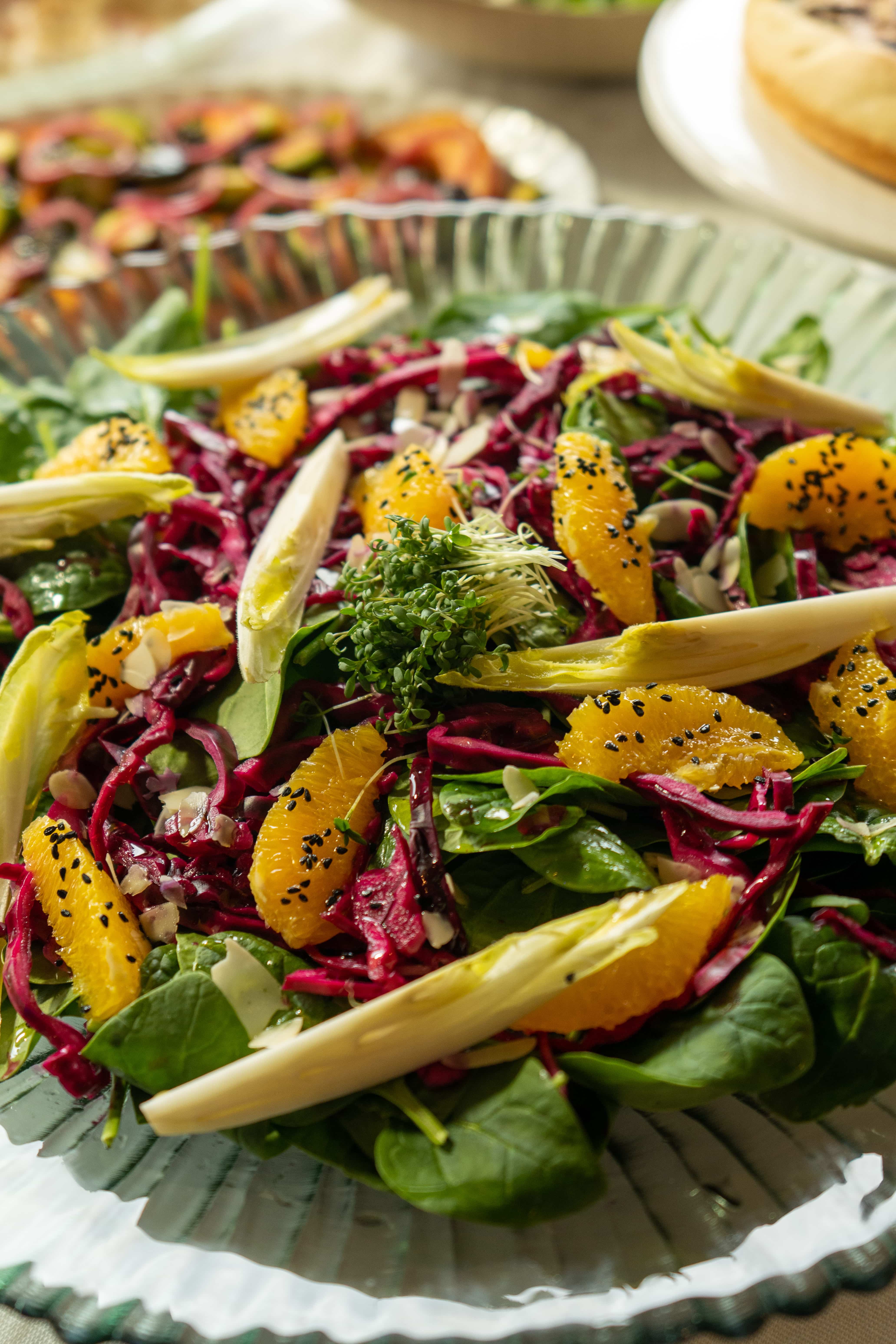 Salade van rode biet, sinaasappel, spinazie en witlof met zwart sesamzaad